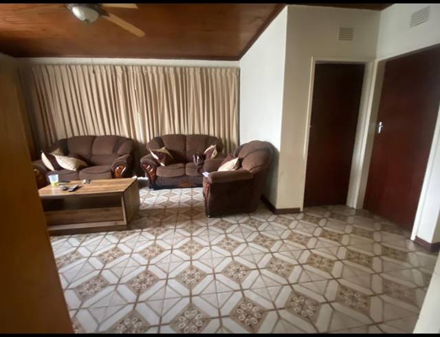 8 BEDROOM HOUSE FOR SALE IN BEDWORTH PARK